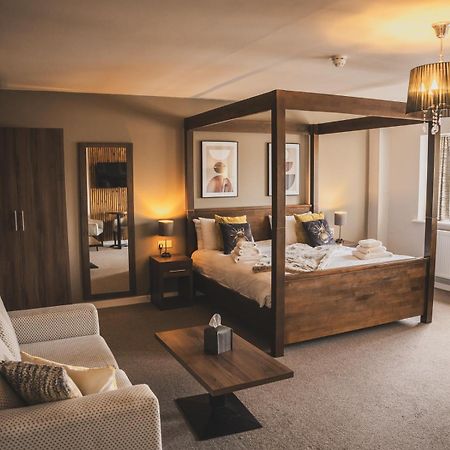 Hotel Crossways Wells Zewnętrze zdjęcie A bedroom at The Old Vicarage Hotel