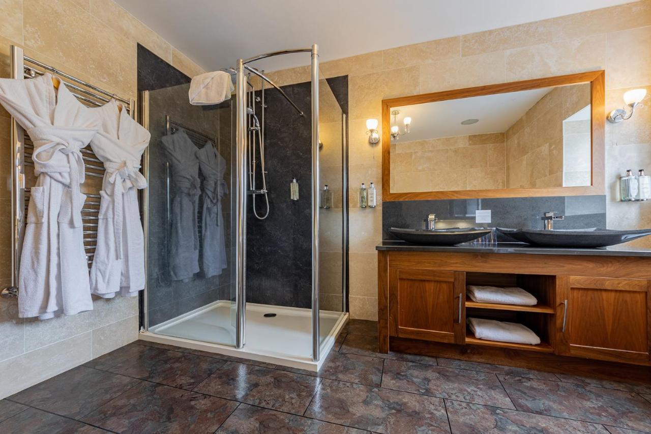 Hotel Crossways Wells Zewnętrze zdjęcie A shower enclosure