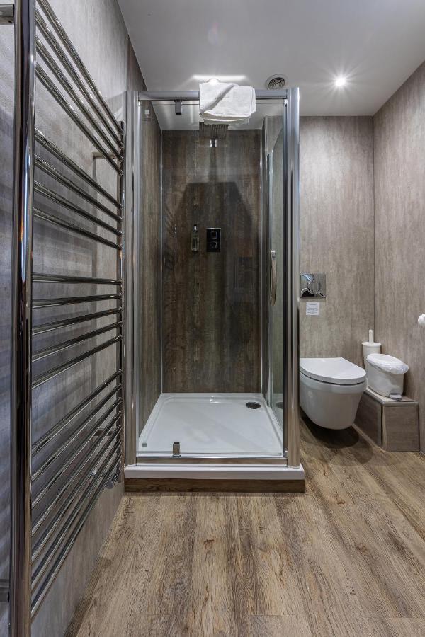 Hotel Crossways Wells Zewnętrze zdjęcie A shower cubicle