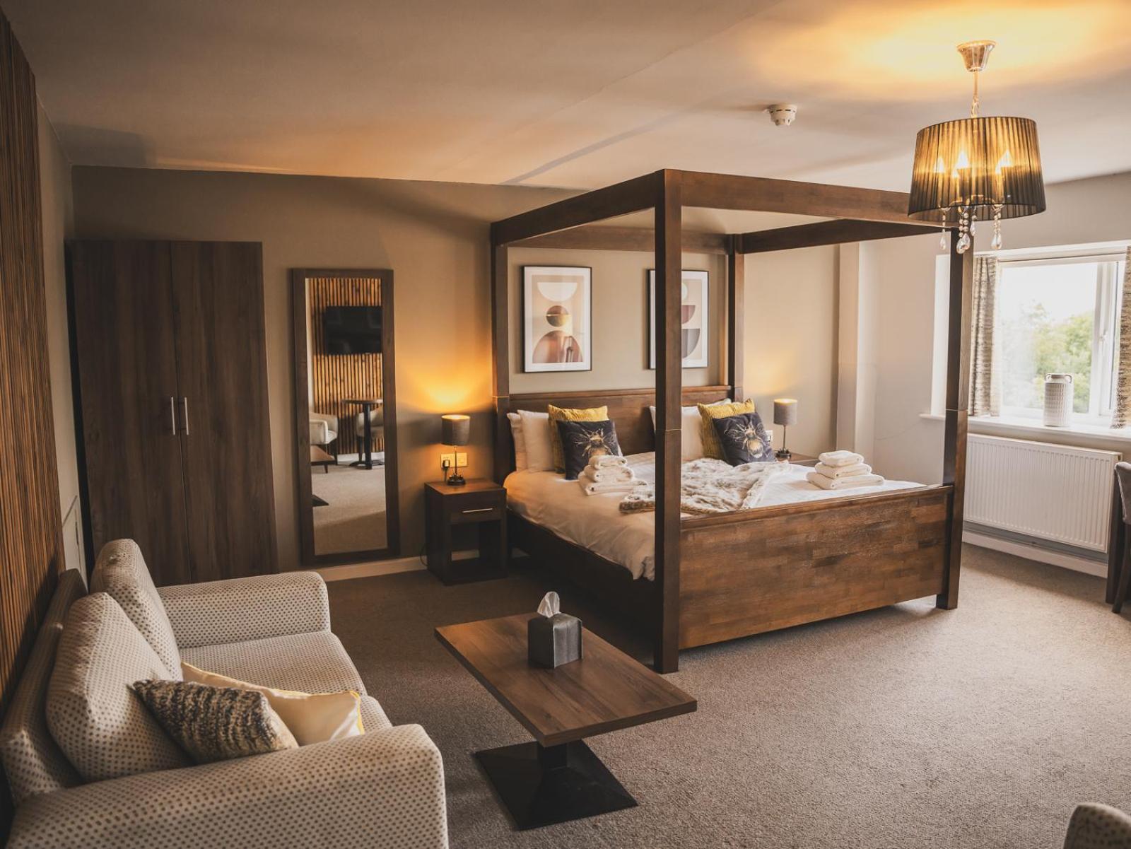 Hotel Crossways Wells Zewnętrze zdjęcie A bedroom at The Old Vicarage Hotel