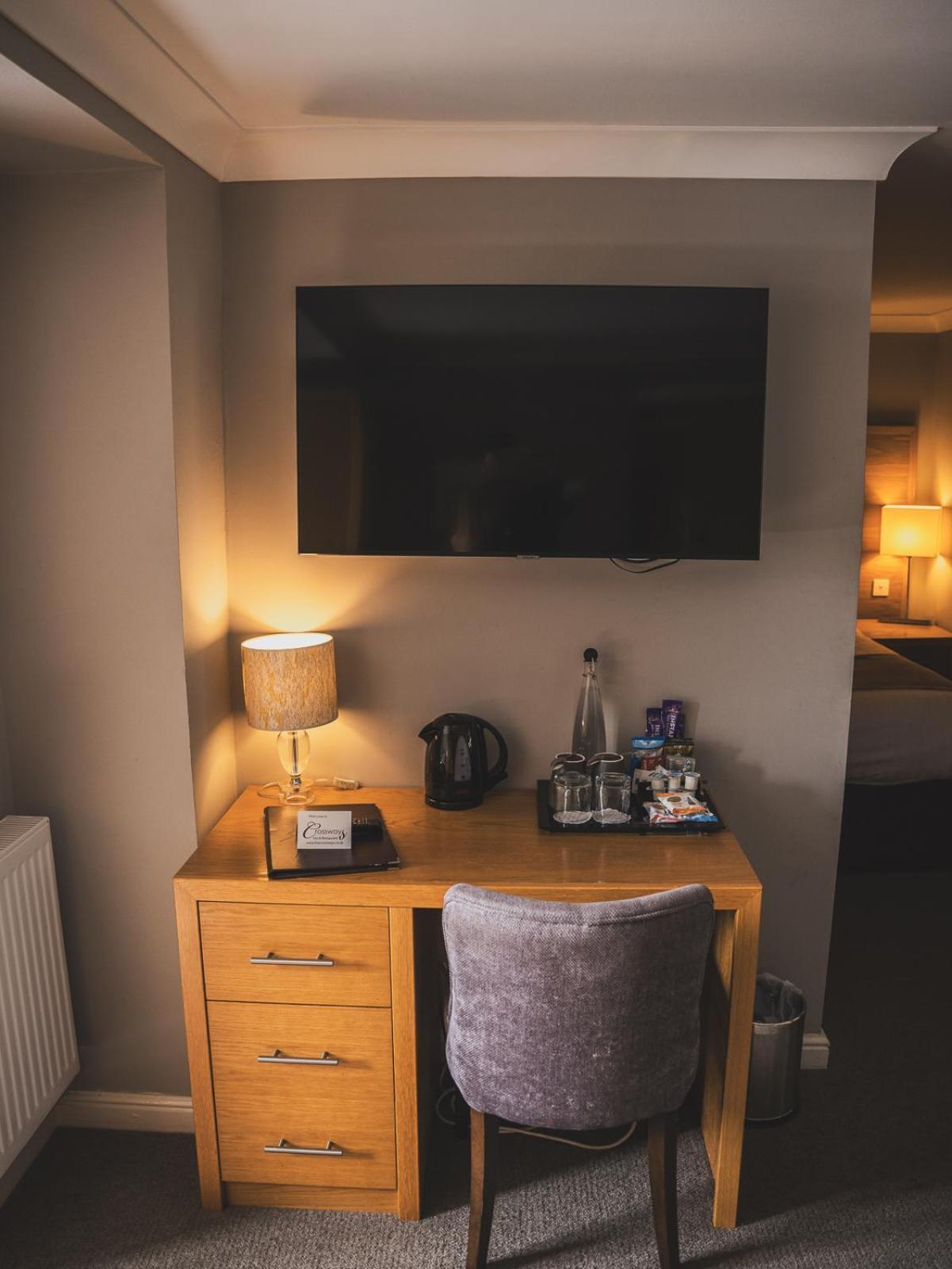 Hotel Crossways Wells Zewnętrze zdjęcie A television in a hotel room