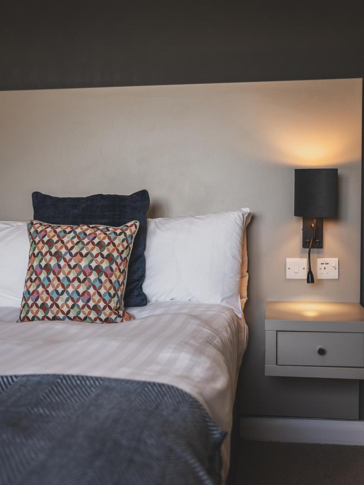 Hotel Crossways Wells Zewnętrze zdjęcie A wall light