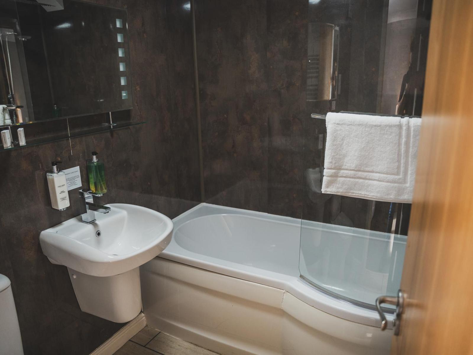 Hotel Crossways Wells Zewnętrze zdjęcie Bathroom in a hotel