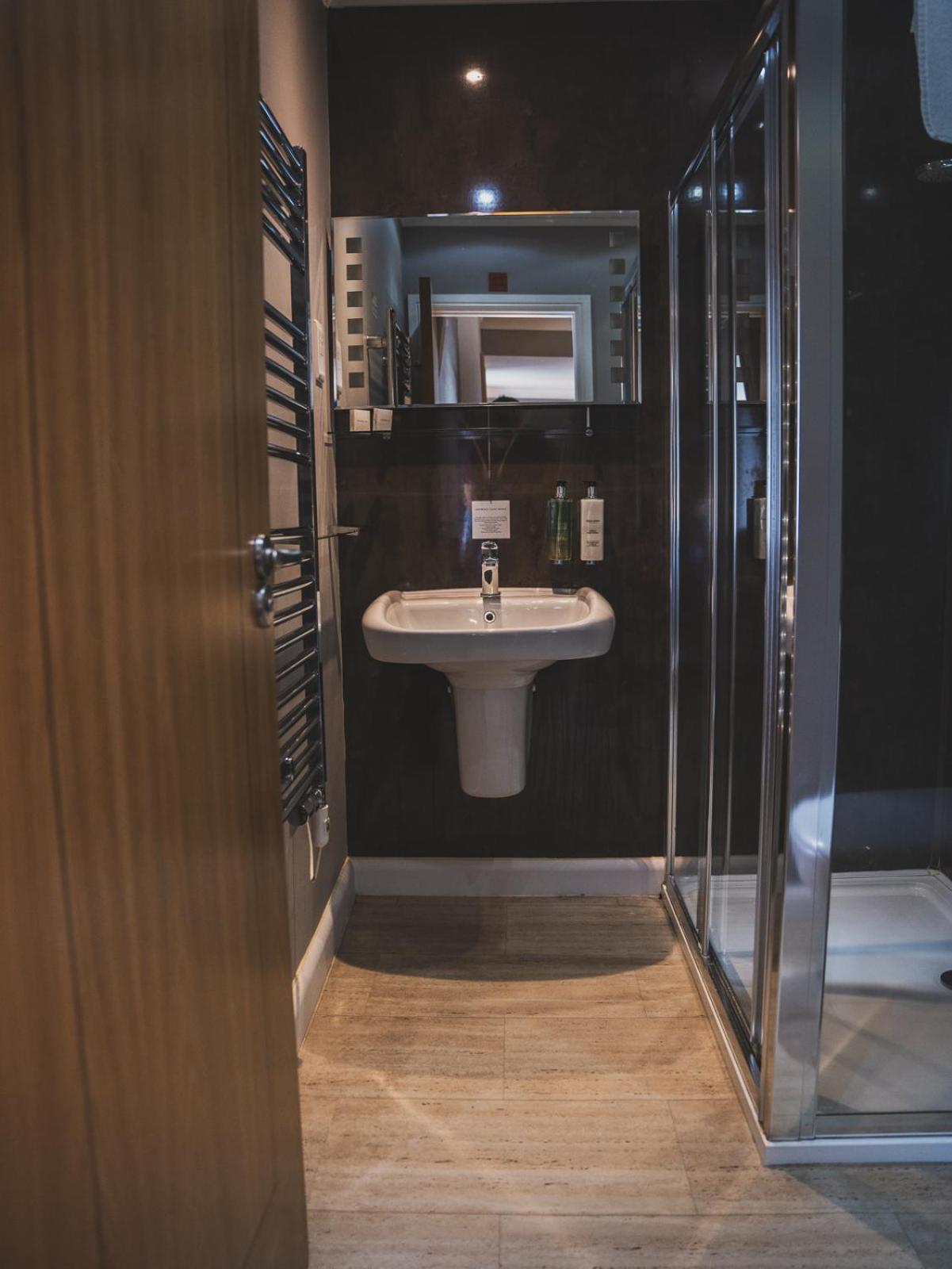 Hotel Crossways Wells Zewnętrze zdjęcie A wet room in a hotel