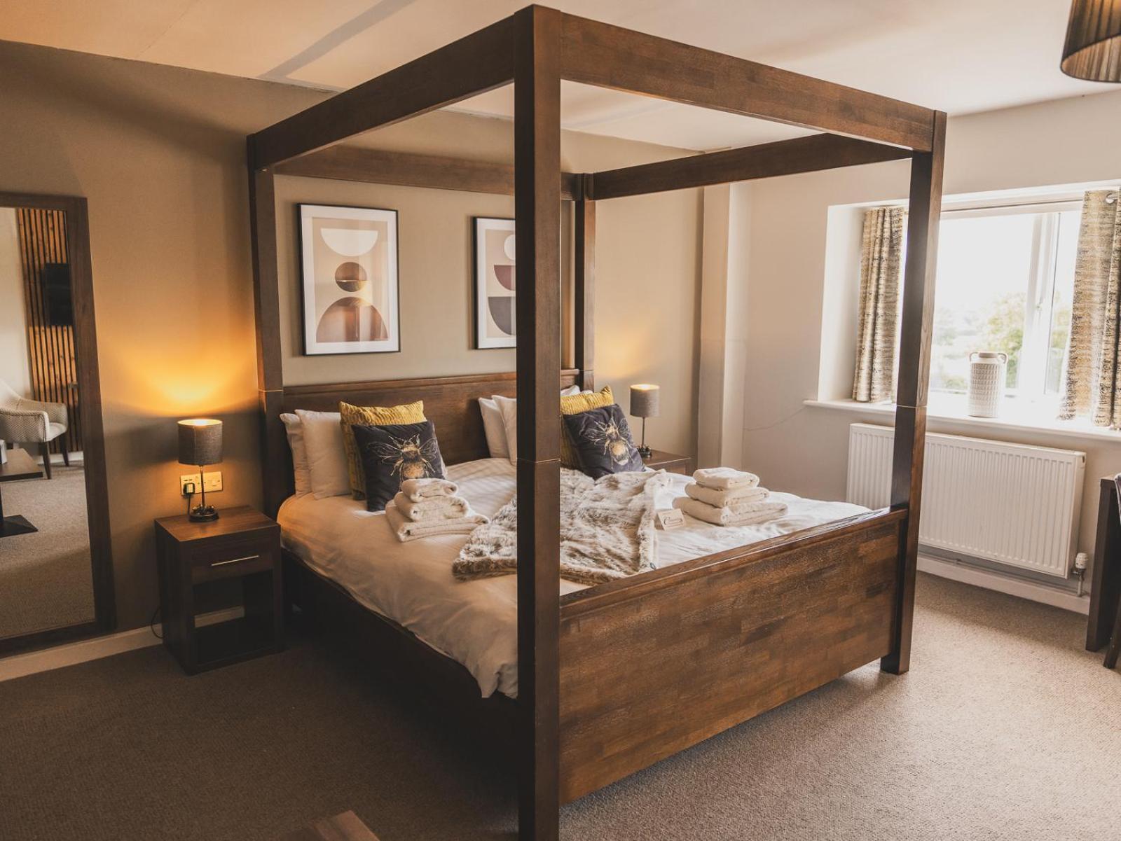 Hotel Crossways Wells Zewnętrze zdjęcie A four-poster bed