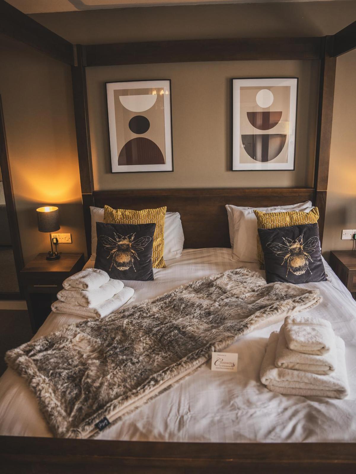 Hotel Crossways Wells Zewnętrze zdjęcie A bed with a throw