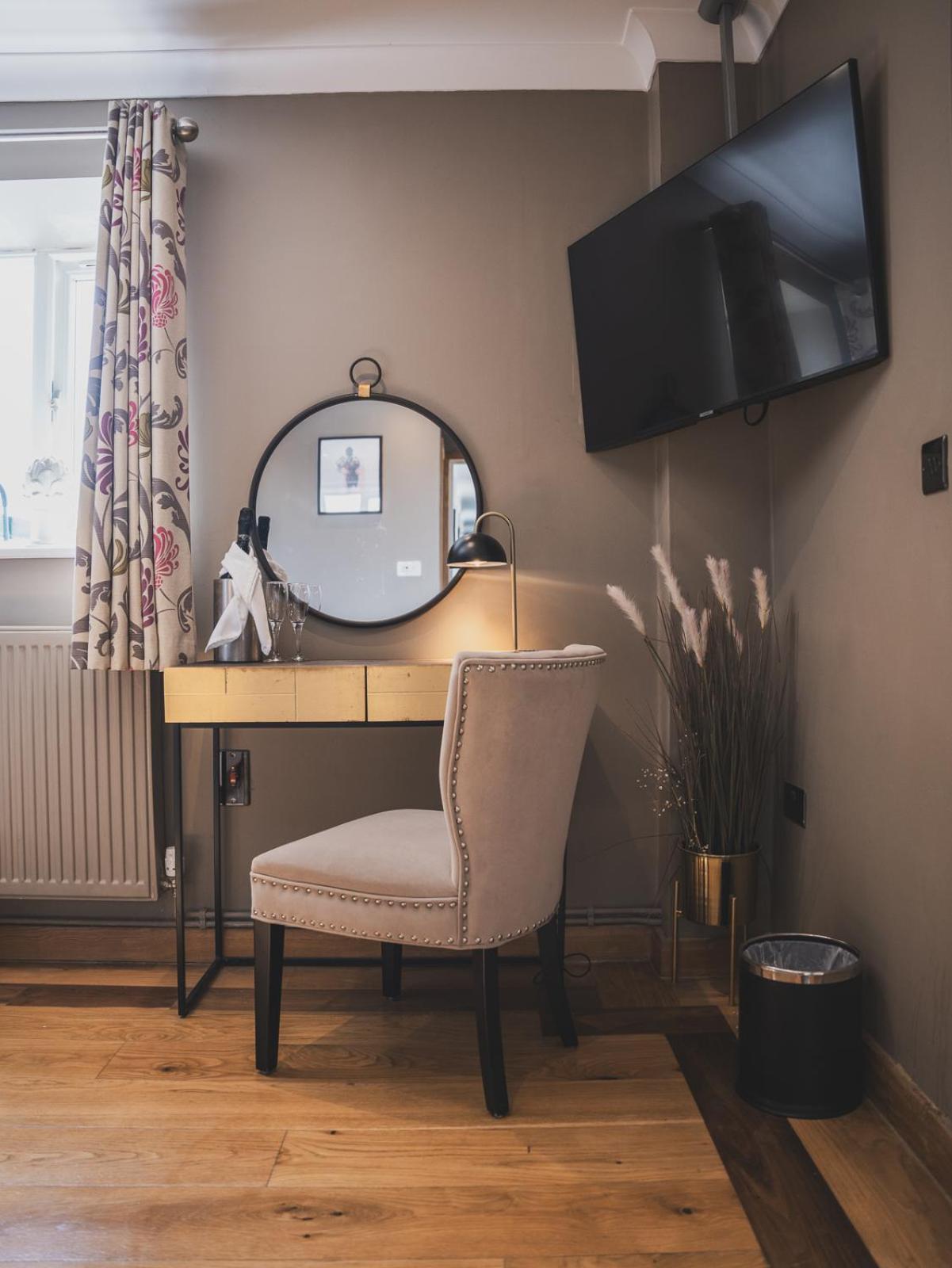 Hotel Crossways Wells Pokój zdjęcie A dressing table in a bedroom