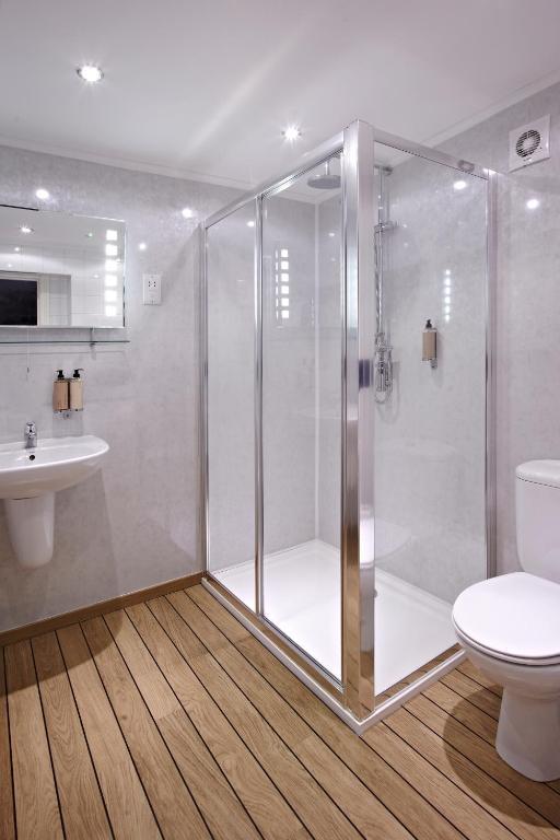 Hotel Crossways Wells Zewnętrze zdjęcie A shower cubicle